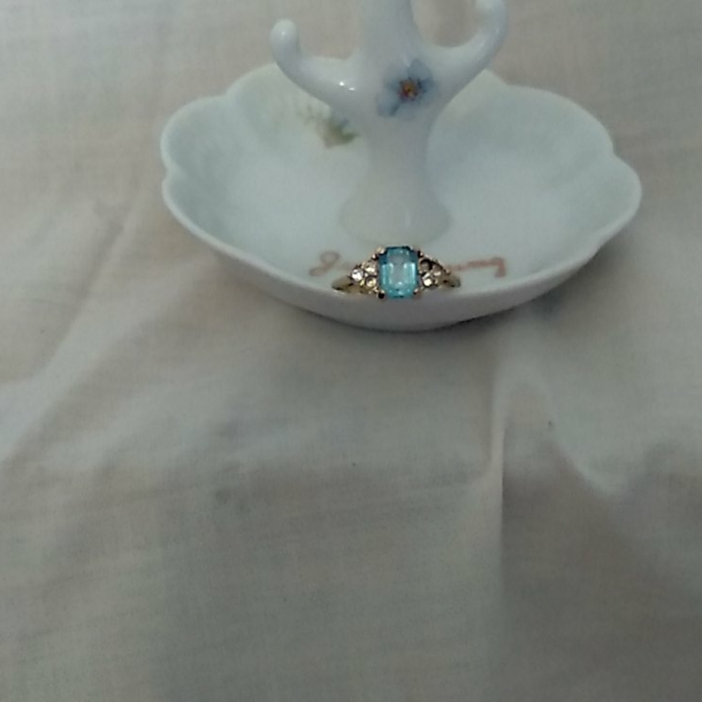 Size 7 goldtone ring